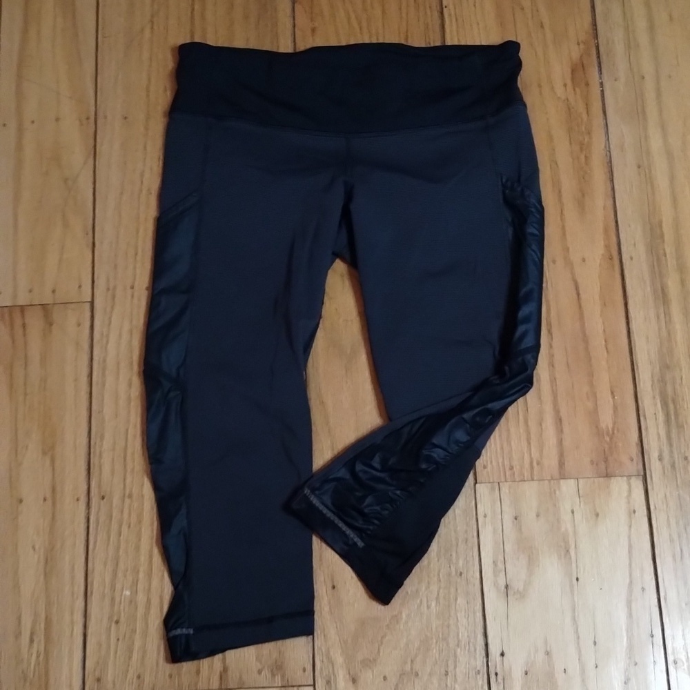 Lululemon black pinstripe capri leggings Sz 6 two side pockets two in waistband